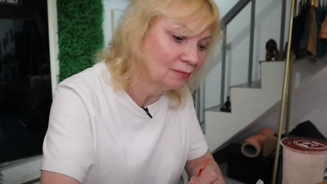 俄罗斯籍女孩Anna的一家人日前到台湾，Anna带母亲吃遍各式美食。（图／翻摄自不要闹工作室YouTube）