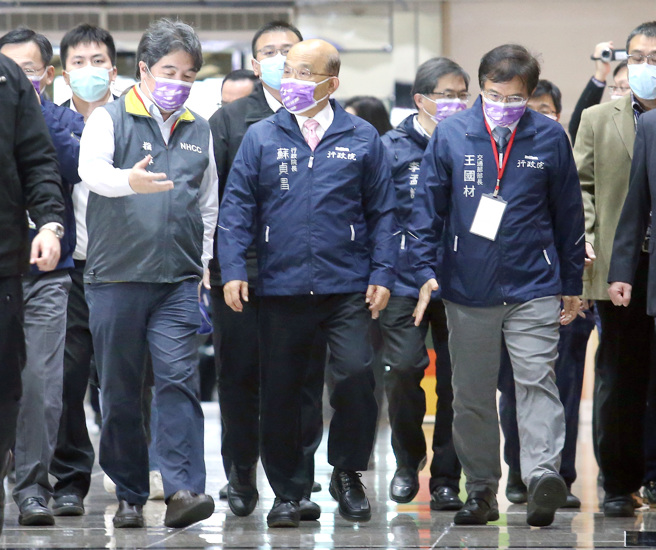 搭乘自大陆4个直航航线及金马地区民眾春节交通专案之来台旅客，元旦起入境时须于机场（或港口）PCR检测，行政院长苏贞昌（中）31日在中央流行疫情指挥中心指挥官王必胜（左）及交通部长王国材（右）等人陪同下，前往桃园机场视察检疫设施。（范扬光摄）