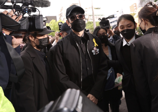 林俊杰3日现身恩师林秋离告别式，神情肃穆。（陈俊吉摄）