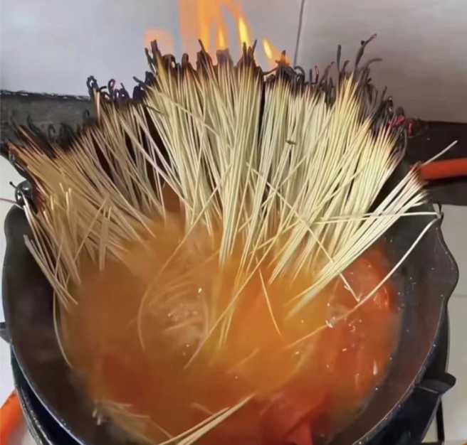 一名女網友試著自行煮麵條，她將麵條散開在滾水裡，沒想到疑似因麵條太常、火力太大，造成整排麵條前端呈現焦黑，還有幾處有火焰。（翻攝自臉書「爆廢公社二館」）