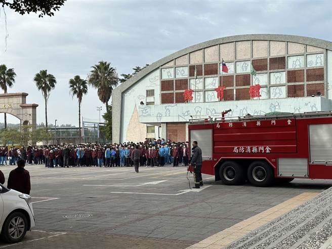 金门县金城镇某国中地下室今（3日）上午8时许传出火警，消防局获报前往救援。（金门县消防局提供）