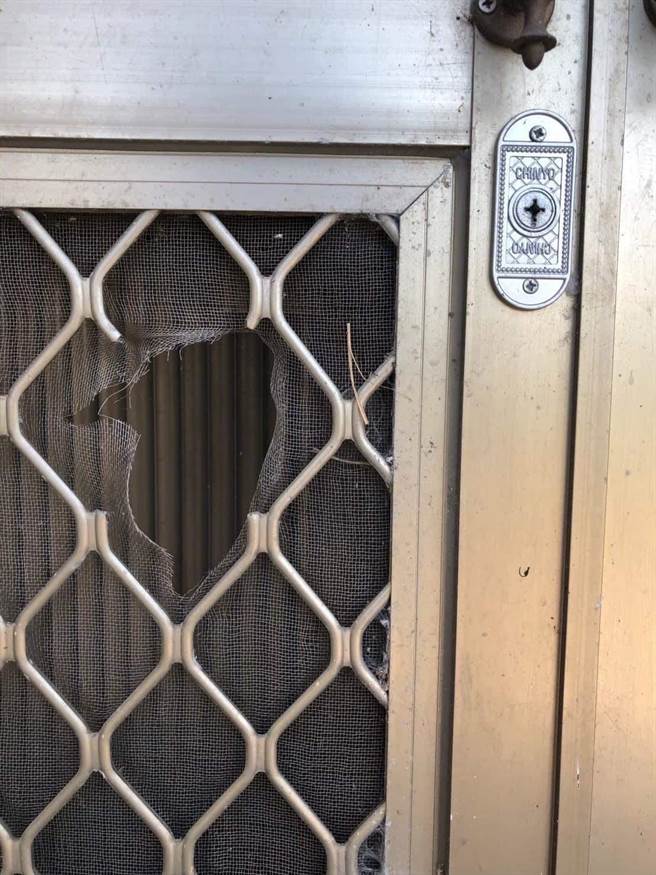 1名陈姓屋主因搬到外县市，偶尔回大义村的老家，去年7月大门外纱窗遭剪坏，搬走除草机。（民眾提供／吴佩蓉宜兰传真）