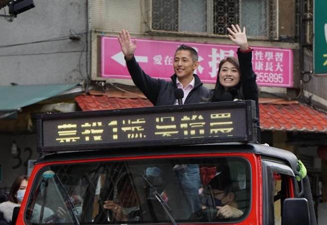 顏若芳今天陪同吴怡农车队扫街。（杨亚璇摄）