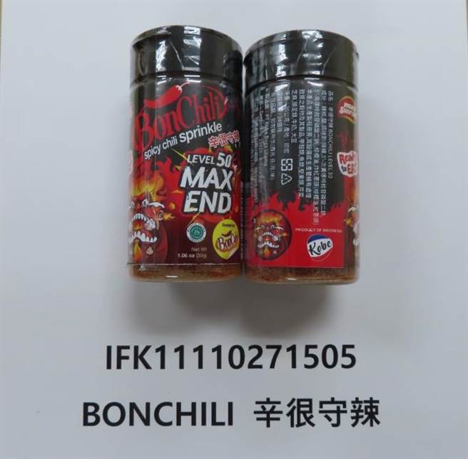 网路热卖的印尼辣椒粉「辛很守辣」，则因验出农药残留以及防腐剂，被食药署要求退运、销毁。（食药署提供）