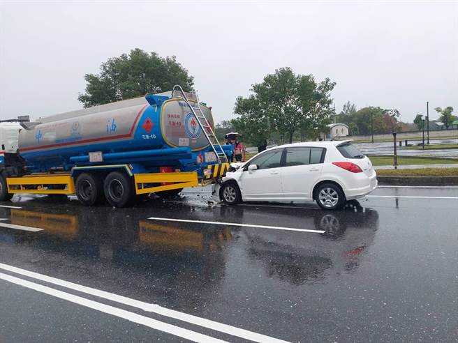 一辆白色轿车昨行经台9线花莲凤林路段时，疑因煞车不及，追撞前方停等红灯的油罐车，造成车头全毁，所幸无人伤亡。（凤林警分局提供／罗亦晽花莲传真）