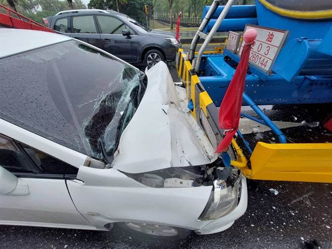 一辆白色轿车昨行经台9线花莲凤林路段时，疑因煞车不及，追撞前方停等红灯的油罐车，造成车头全毁，所幸无人伤亡。（凤林警分局提供／罗亦晽花莲传真）