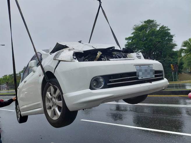 一辆白色轿车昨行经台9线花莲凤林路段时，疑因煞车不及，追撞前方停等红灯的油罐车，造成车头全毁，所幸无人伤亡。（凤林警分局提供／罗亦晽花莲传真）