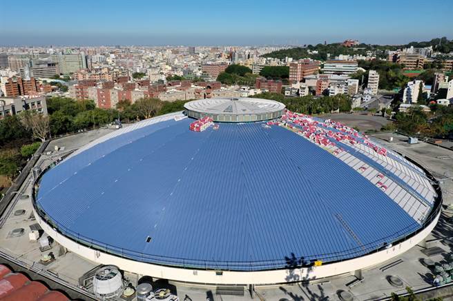 使用将近40年的彰化县立体育馆，年久失修包括屋顶漏水、看台、座椅等都让人诟病，去年县府斥资1.28亿办理整建，如今工程进度超前。（彰化县政府提供／吴建辉彰化传真）