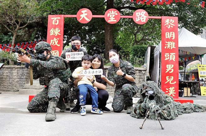 行政院儿权小组建议国防教育纳入高中以下教材，包括幼儿园都得学辨别炮弹与战备知能，引发争议。(取自全民国防教育专页 ／李侑珊台北传真)