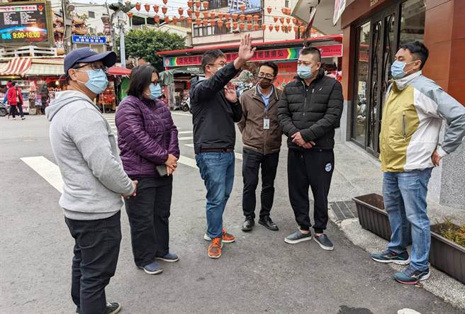 市议员施志昌今天特邀集市府经发局、交通局等相关单位会勘；争取设置蒋公路商圈入口意象。（市议员施志昌服务处提供）