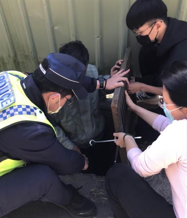 魏姓女子手机不慎掉落水沟中，警方紧急驰援。（警方提供／陈淑娥台中传真）