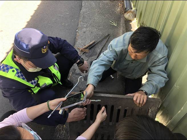 魏姓女子手机不慎掉落水沟中，警方紧急驰援。（警方提供／陈淑娥台中传真）