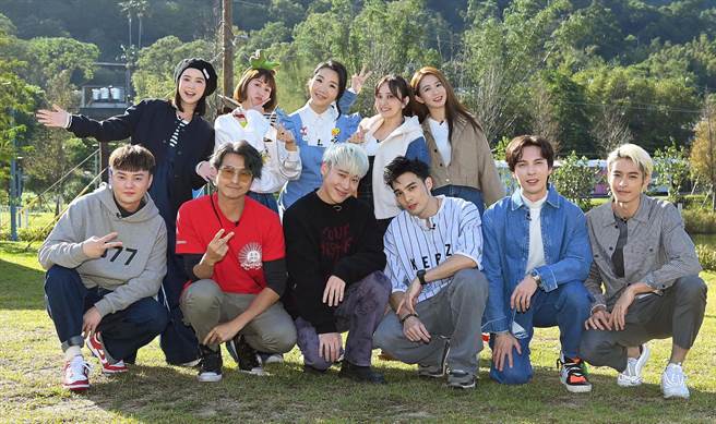 陶晶莹（上排中）为宠物店招兵买马，吸引多位艺人报名。（台视提供）