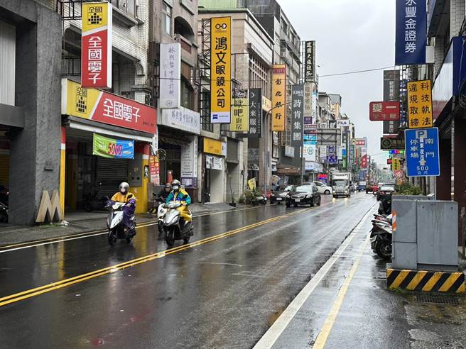 宜兰县警察局建置科技执法，今天罗东镇长吴秋龄向县府反映，盼警方能视车流状况调整。（罗东镇公所提供／李忠一宜兰传真）