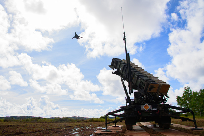 2022年6月12 日分配给第34远征轰炸中队的美国空军B-1B Lancer轰炸机，与防空炮兵营的爱国者飞弹系统。（DVIDS）