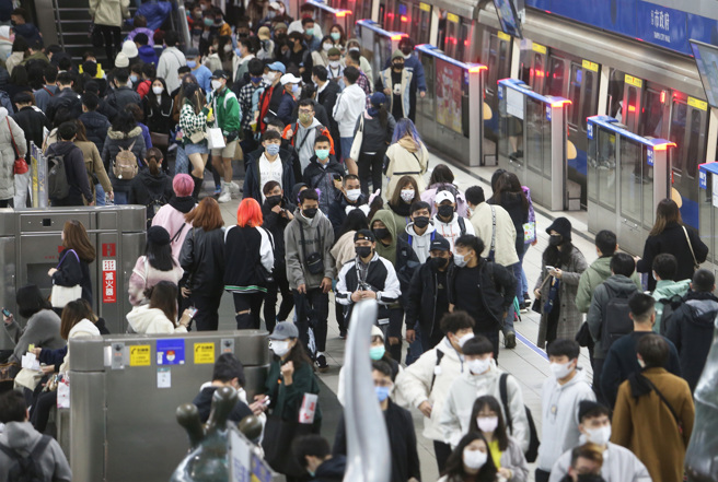 跨年人潮挤满捷运市府站的候车月台。（陈怡诚摄）