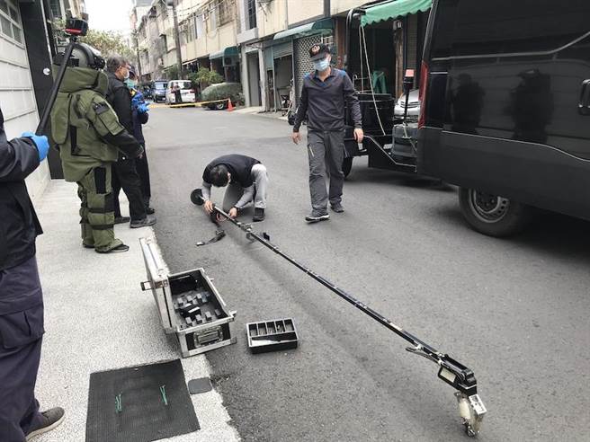 高雄楠梓区民眾3日发现疑似爆裂物，刑事局获报到场处理。（翻摄照片／林瑞益高雄传真）