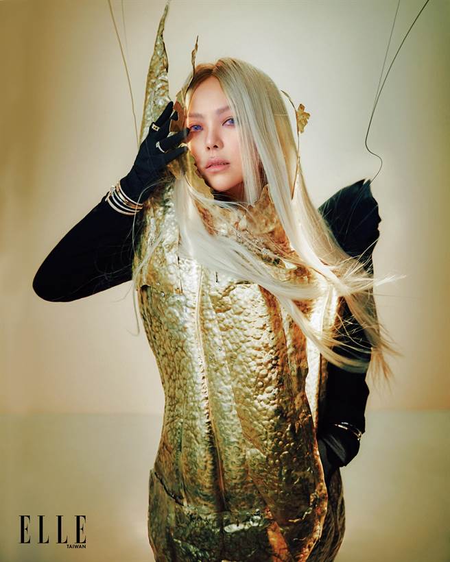 张惠妹担任《ELLE杂志》1月号封面之星。（ELLE杂志提供）