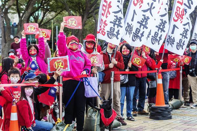 新丰乡「新竹县反生命园区自救会」在元旦升旗典礼时，手持「反」字标语，要求停建生命园区。（罗浚滨摄）