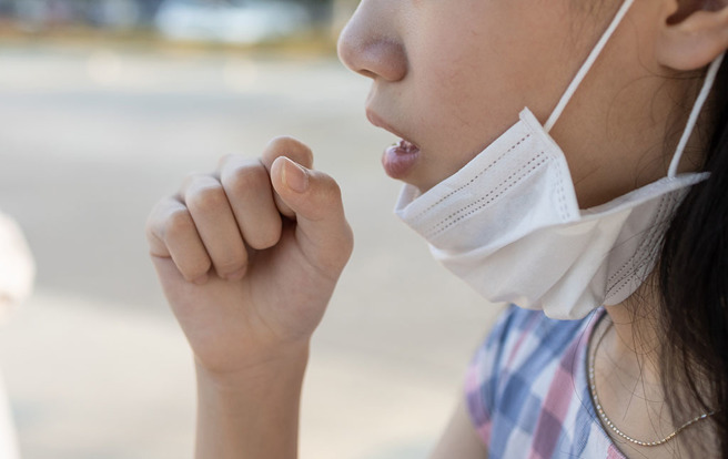 中医师杨宗翰指出，诱发咳嗽的3大主因分别是外感咳嗽、内伤咳嗽和筋膜紧绷。(示意图/达志影像)