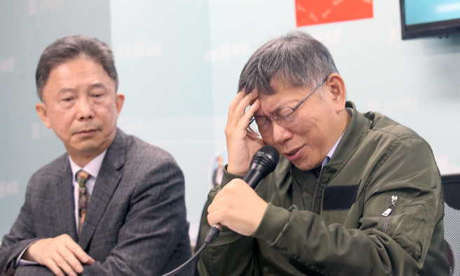 台湾民眾党主席柯文哲（右）3日出席新旧任党秘书长交接仪式。左为新任台湾民眾党秘书长周台竹。（范扬光摄）