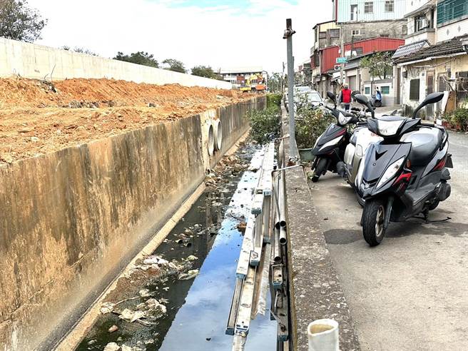 月祥路是大雅区通往中科园区主要道路，现有道路宽度狭小。（陈淑娥摄）