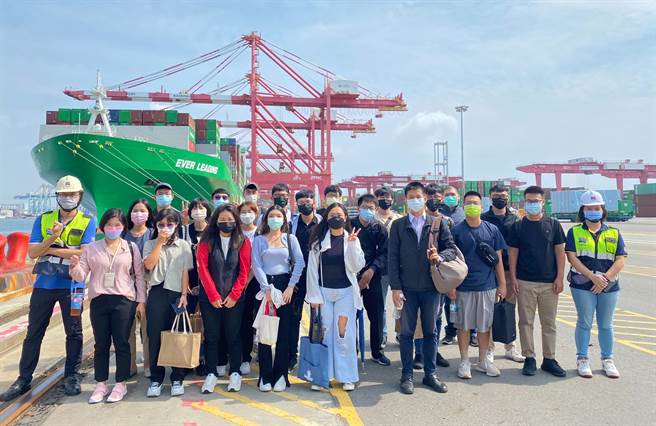 港务公司第17期新进人员教育训练合影。（翻摄照片／高雄洪靖宜传真）