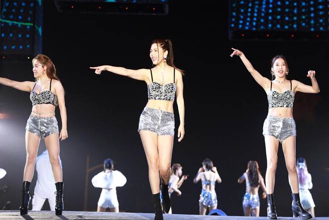 白家綺（中）率領8點檔女神熱唱 。（民視提供）