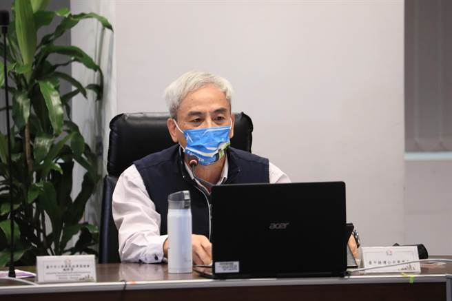 台中捷运公司董事长林志盈，在市政会议上进行「捷伴台中，共创美好」专题报告。(林欣仪摄)