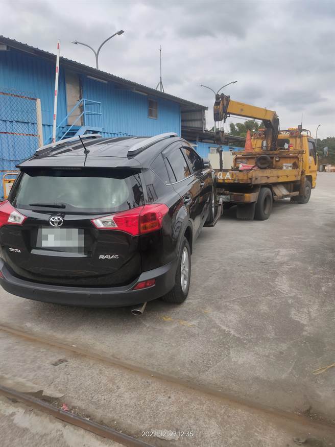 林男車輛因為滯納酒駕罰鍰，遭行政執行署新北分署查封並拖吊保管。（新北分署提供）