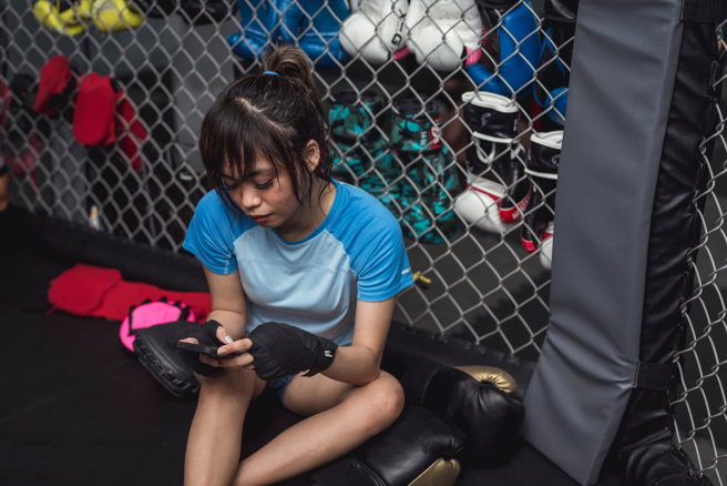 女健身教練到男網友家作客，喝下摻入「T2超強迷幻催眠液」的水後昏迷遭性侵，她事後回到家，總覺得身體有異，下體有痛感，到醫院檢查後報警提告。（示意圖/shutterstock）