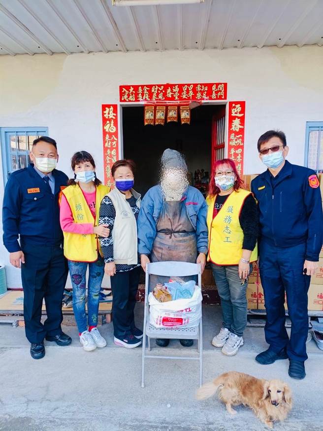 苗栗县警头份分局偕同头份志工中队，利用元旦假期访视慰问辖内弱势老人及家庭。（头份警分局提供／谢明俊苗栗传真）