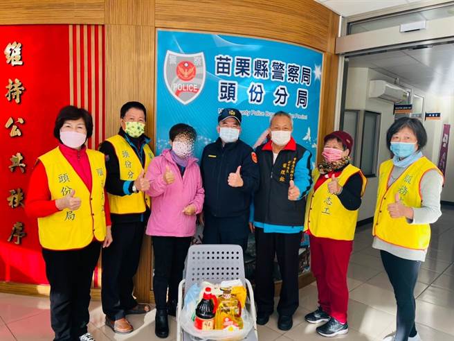 苗栗县警头份分局偕同头份志工中队，利用元旦假期访视慰问辖内弱势老人及家庭。（头份警分局提供／谢明俊苗栗传真）