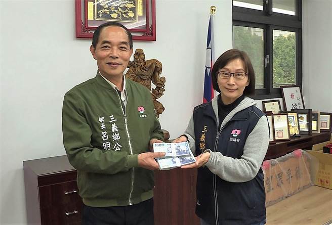 三义乡长吕明忠（左）将20万元选举补助款，捐入三义乡公所社会救济金专户，由公所社会福利课长汤江寧代表受赠。（李京升摄）