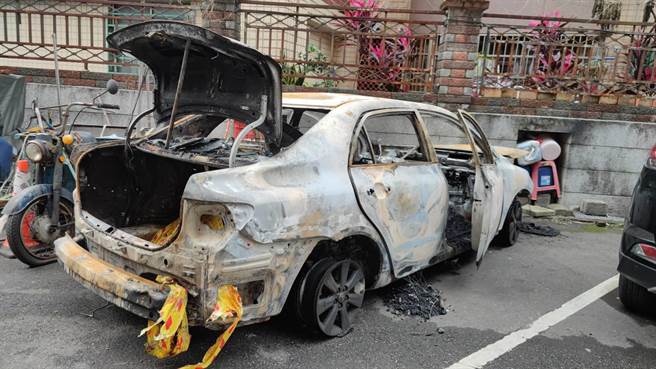 桃园市2日发生枪杀命案，枪手作案后将车辆开至新北焚烧，目前已经被拖回桃园警分局。（赖佑维摄）