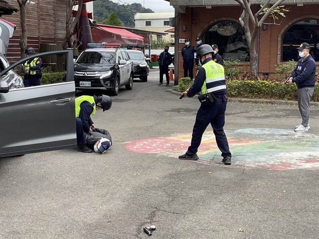 大湖警分局举办112年金融机构防抢及拦截围捕演练。（大湖警分局提供／谢明俊苗栗传真）