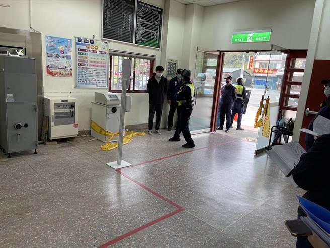 大湖警分局举办112年金融机构防抢及拦截围捕演练。（大湖警分局提供／谢明俊苗栗传真）