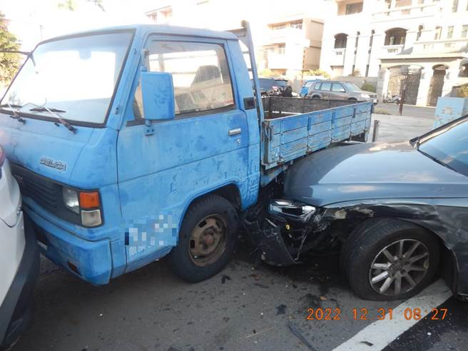 黄男驾驶的灰色轿车被撞到一旁，右前车头再碰撞上路停的小货车左侧车身，导致小货车车头追撞上前方白色休旅车的车尾。（民眾提供／潘虹恩台中传真）