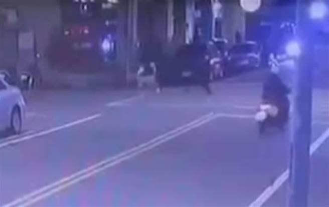 桃园帮派黑人家族精神领袖郭信一2日傍晚在住处外遭枪杀，警方在现场找到7个弹壳，今天检警相验，发现郭男前胸、后背共8处弹孔、右手1处。（翻摄画面）