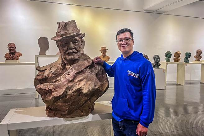 艺术家田文笔用10余年时间为台湾百位当代艺术家塑像，透过雕塑过程发现每位艺术家的生命故事、创作思维与精神。（罗浚滨摄）