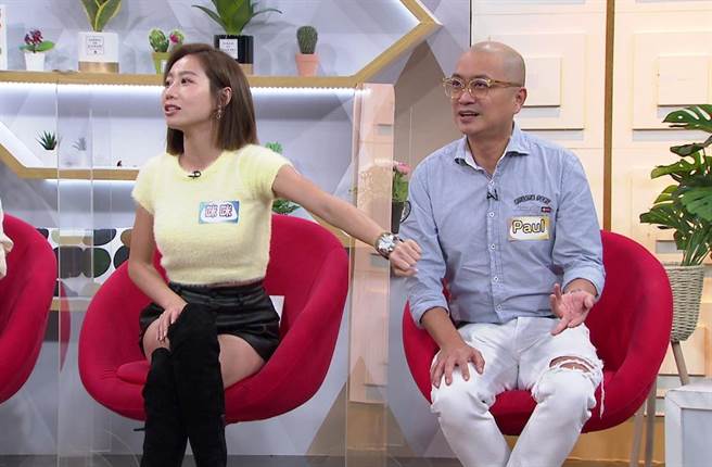 Paul（右）拿擦地板的抹布擦拭女儿的碗，气疯老婆咪咪。（年代提供）