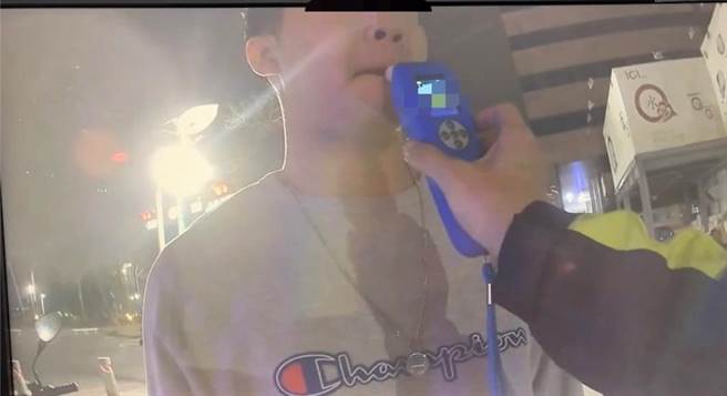 陈男吃完姜母鸭后违规遭警拦查，酒测值0.48超标送办。（翻摄照片／崔正纲高雄传真）