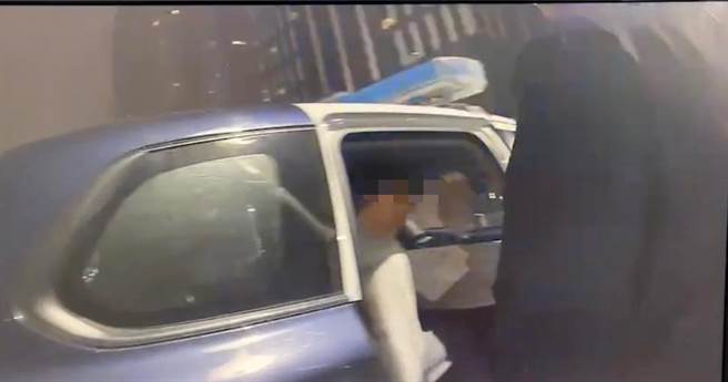 陈男吃完姜母鸭后违规遭警拦查，酒测值0.48超标送办。（翻摄照片／崔正纲高雄传真）