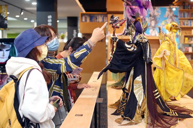 「霹雳英雄战场─静宜特展」共规划霹雳英雄战场的「英雄集」及「文化起源」两展区。（静宜大学提供）