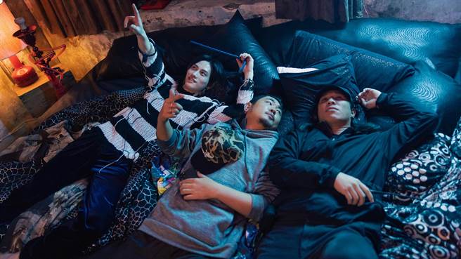 范少勋（左）此次与导演张荣吉（右）合作像是朋友，与剧组相处都相当自在。（Netflix提供）