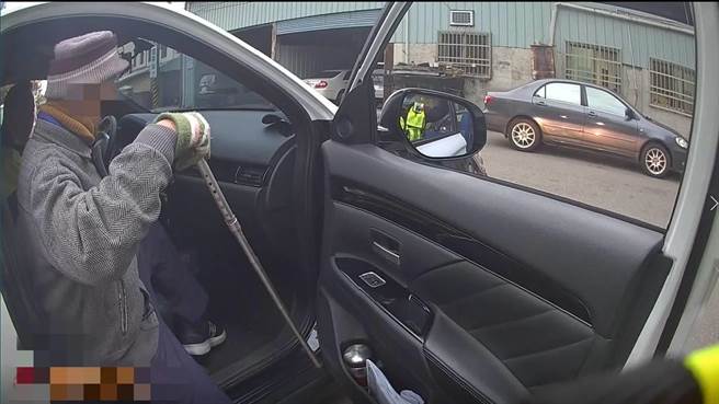 台中大肚区90岁刘姓老翁日前忘记回家的路，只身行走至离家5公里外的产业道路；员警获报后机智靠「视讯」联络上顶街里长，助刘翁顺利返家。（乌日警分局提供／潘虹恩台中传真）