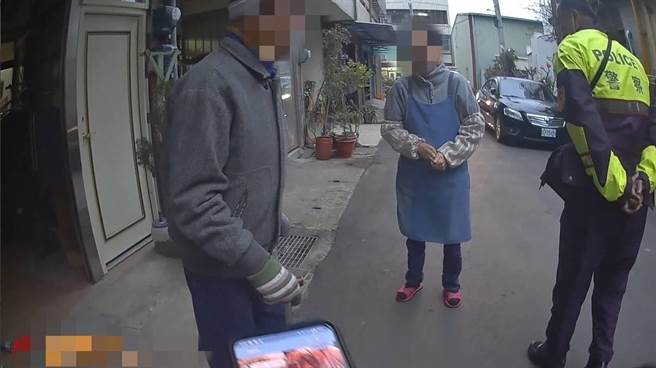 刘翁返家时，其太太已在家门外焦急等待，一见员警安全护送老伴平安归来，总算松了一口气。（乌日警分局提供／潘虹恩台中传真）