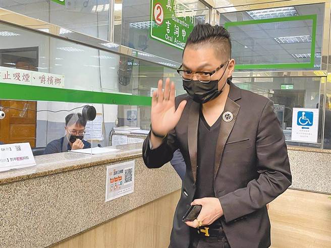 直播主连千毅去年与助理闹翻，他去年在脸书粉专批评，网美前助理翁寧寧涉嫌以每次12万价格从事性交易，并批评对方行为不检、伤风败俗，被对方提告，新北地检署近期侦结，谕知不起诉处分。（蔡雯如摄）