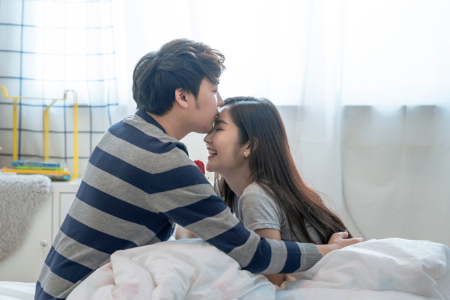 处女男、天蝎男、双子男、水瓶男只想黏在女友身边，只在对方面前表现出爱撒娇的一面。 （示意图／Shutterstock）