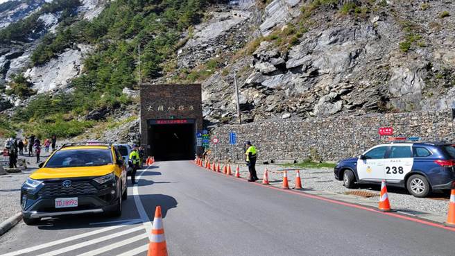 台20线南横公路鬼斧神工的美景，在有条件开放后吸引大批游客朝圣，许多驾驶人因此违规临停。（关山警察分局提供／蔡旻妤台东报导）